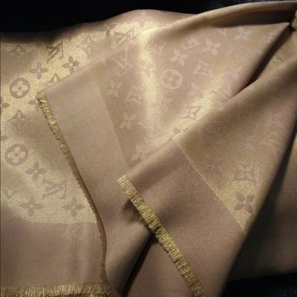 Auth. Vuitton Châle Monogram Beige & Gold Shawl in Metallic Lurex Silk Jacquard - Picture 7 of 9